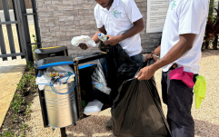 shine up empleados sacando la basura