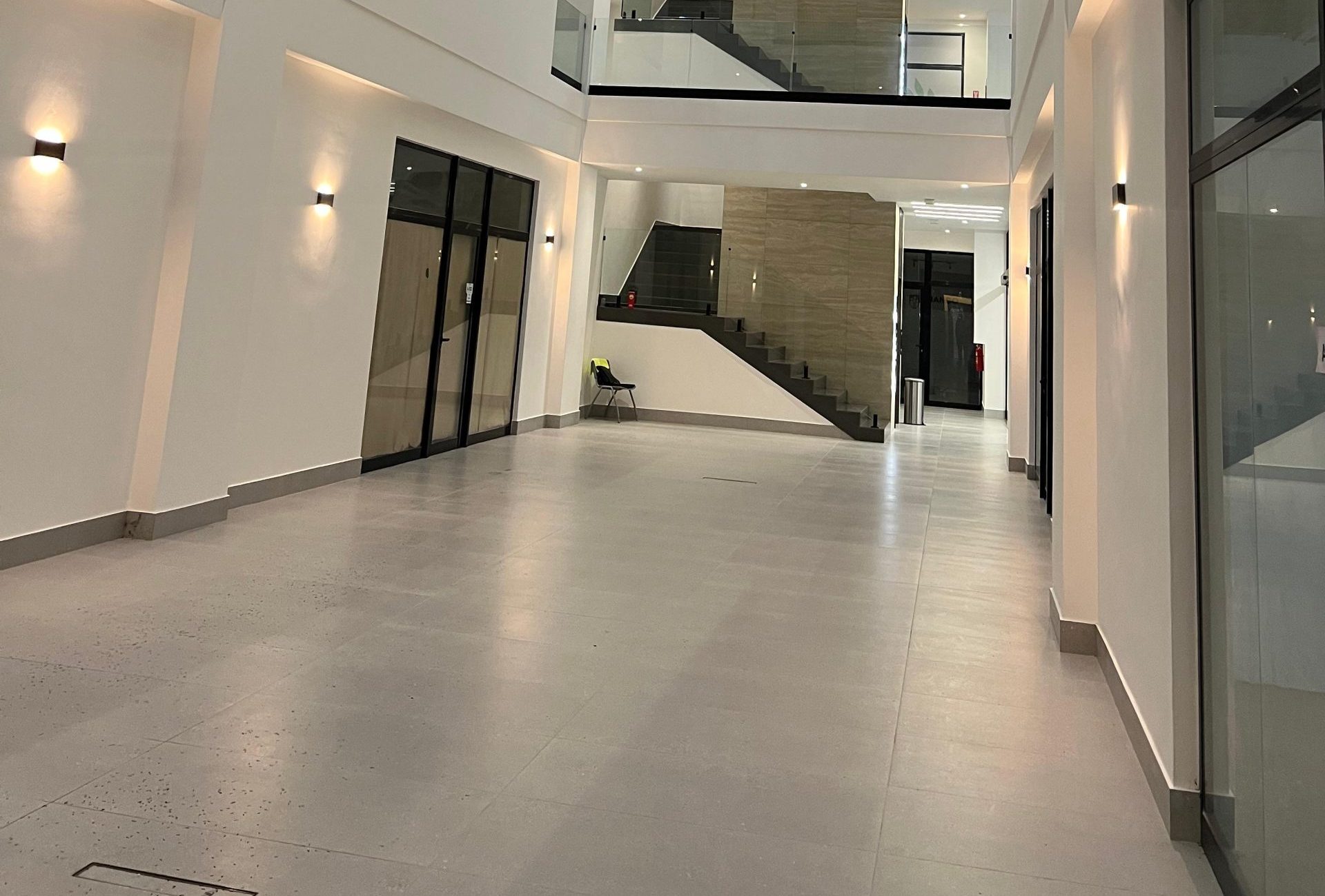 Toma de un edificio comercial por dentro. Súper limpo y brillante. Blanco todo